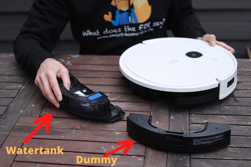 Echter Wassertank und der Dummy-Wassertank liegen hinter dem Yeedi Vac 2 Pro